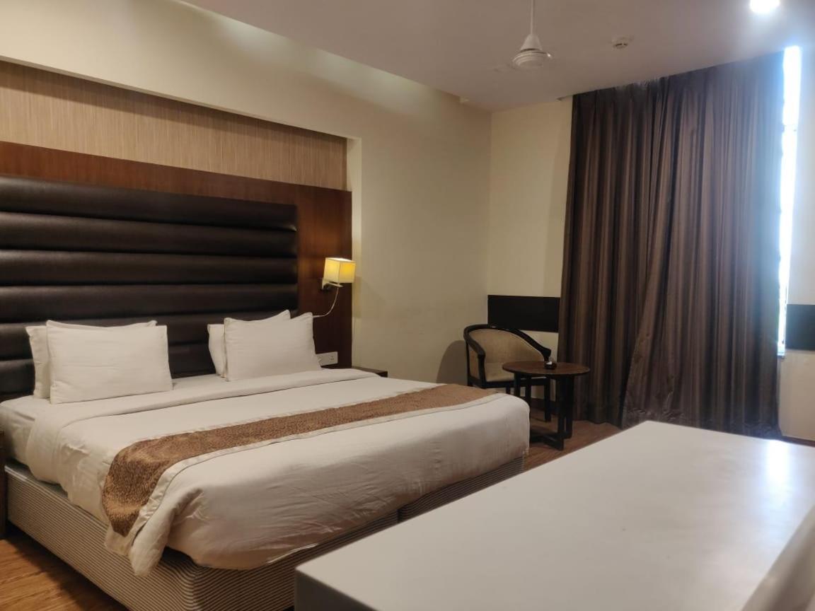 Hotel Casaya Inn Chinhat Eksteriør billede