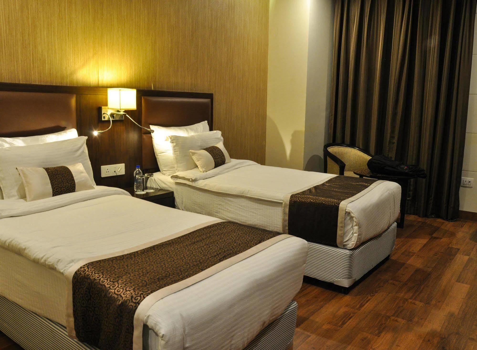 Hotel Casaya Inn Chinhat Eksteriør billede